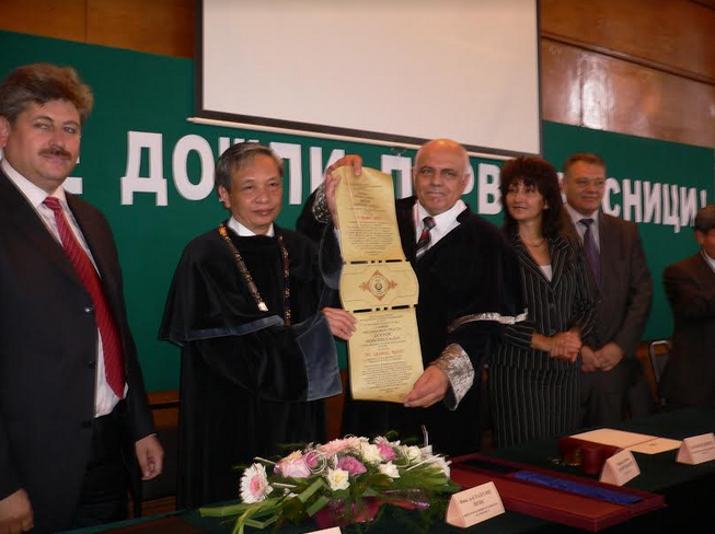Nhận bằng tiến sĩ khoa học danh dự của Đại học Tp Plovdiv